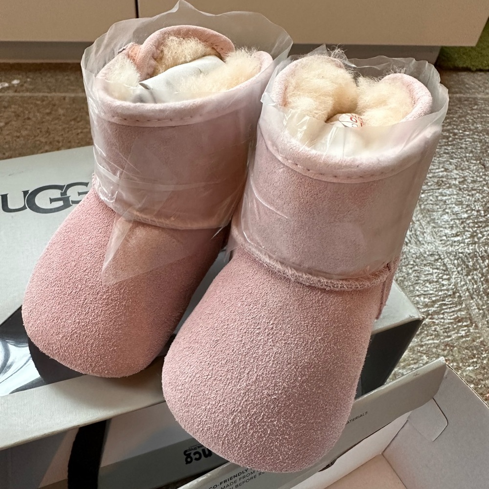 UGG infant’s suede booties Jesse Bow ll- new with tag